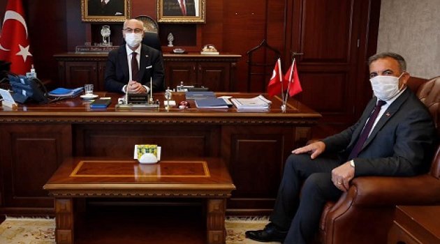 Beydağ Belediye Başkanı Feridun Yılmazlar, İzmir Valisi Yavuz Selim Köşger'i ziyaret etti