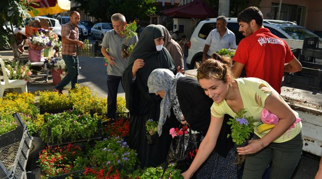 Çiğli Belediyesi Arife Günü’nde Çiçek Dağıttı