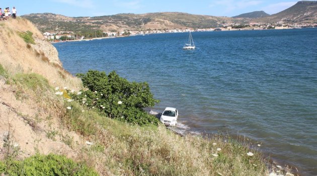 FOÇA’DA ALKOLLÜ SÜRÜCÜ OTOMOBİLİYLE DENİZE UÇTU