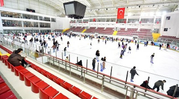 İzmir’de karneyi alan buz pistine koştu