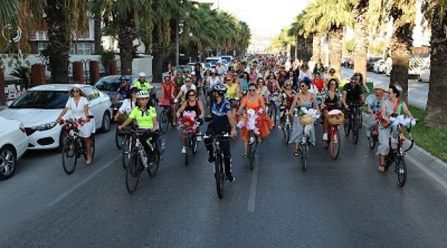 SÜSLÜ KADINLAR KARŞIYAKA’DA PEDALLADI