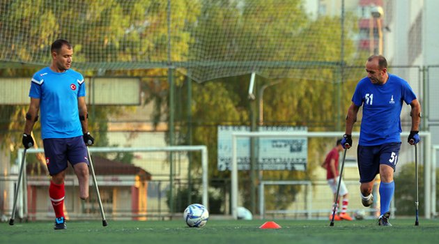 Tek bacakla futbol oynanır mı?