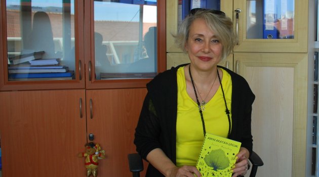 Yazar,Dr. Serra Menekay Kitabını Çocuklar İçin İmzaladı